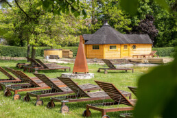 uitzcith op de hottub en kota sauna vanop de ligweide